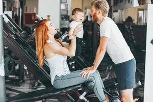 junge familie mit kleinem jungen im fitnessstudio foto