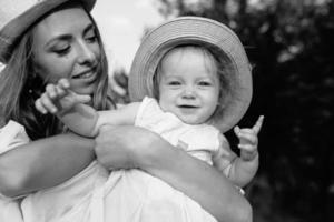 Mutter und Tochter zusammen im Freien foto