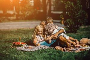 mutter mit kindern viel spaß foto