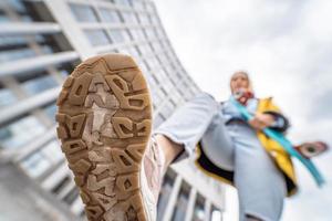 Nahaufnahme von Sneaker-Schuhen der jungen Frau auf der Straße foto