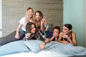 fünf Mädchen auf dem Bett im Schlafzimmer foto