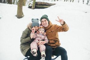 Vater und Mutter mit einer kleinen Tochter im Park foto