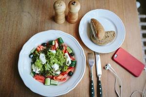 vegetarisches Frühstück mit frischem Gemüse, Salat und Käse foto
