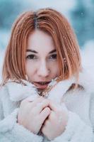 Portrait weibliches Modell draußen im ersten Schnee foto