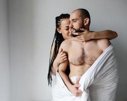 Mann und Frau im Schlafzimmer foto