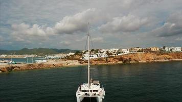 schöne aussicht auf die bucht mit yachten luftaufnahme foto