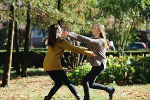 Zwei Mädchen haben Spaß im Park foto