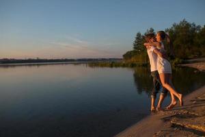 paar im sonnenaufgang am strand foto