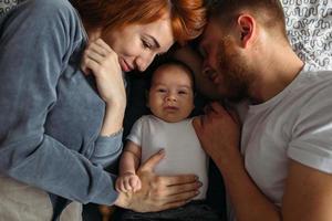 junge eltern, die ihrem baby aufmerksamkeit schenken. foto