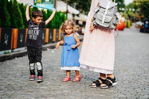 kleiner Junge und Mädchen auf der Straße foto