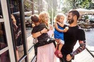 schöne junge Familie mit Eis foto