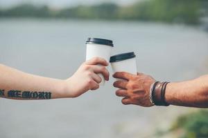 Prost mit zwei Tassen Kaffee foto