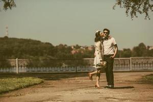 schönes Paar in der Stadt foto