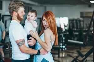 junge familie mit kleinem jungen im fitnessstudio foto