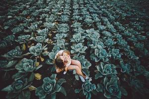 Mutter und Tochter auf dem Feld mit Kohl foto