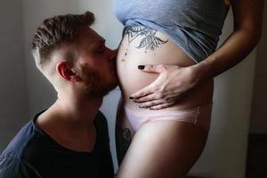 Ehemann und schwangere Frau foto