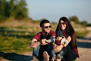 junge familie mit einem kind in der natur foto