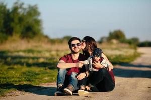 junge familie mit einem kind in der natur foto