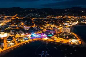 schöne luftaufnahme an der küste der nachtstadt foto