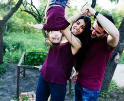 junge familie mit einem kind in der natur foto