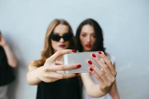 Zwei Freundinnen machen ein Selfie foto