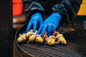 Kartoffel mit Speck am Spieß auf dem Scheiterhaufen gekocht foto