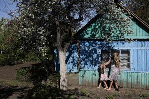 Mutter und Tochter im Garten foto