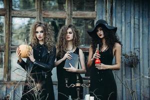 drei Vintage-Frauen als Hexen foto