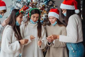 multiethnische junge leute feiern silvester mit wunderkerzen foto