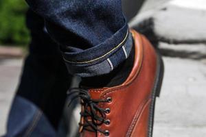 Füße von Männern in Selvedge-Jeans und Retro-Schuhen foto