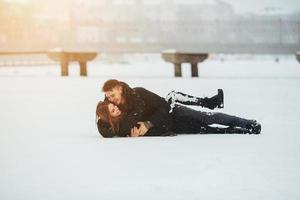 Mädchen und Kerl liegen auf Schnee foto