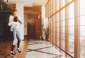 Mutter verdreht ihre Tochter im Fitnessstudio foto