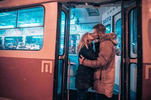 Der Typ und das Mädchen küssen sich in der Straßenbahn foto