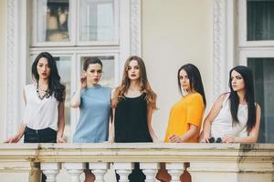 fünf schöne junge Mädchen in Kleidern foto