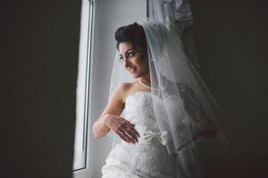 Vorbereitung der entzückenden Braut. foto