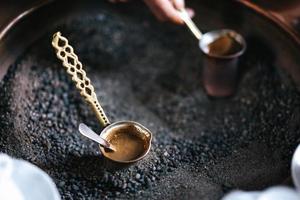 Ein Mann macht türkischen Kaffee foto