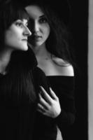 Mode-Schwarz-Weiß-Foto von zwei schönen Mädchen mit dunklen Haaren foto