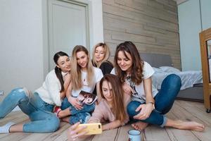 Mädchen auf dem Boden machen Selfie foto