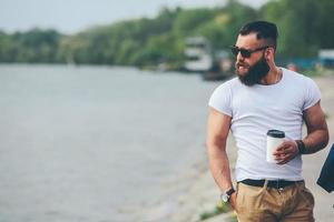 Männer und Kaffee am Strand foto