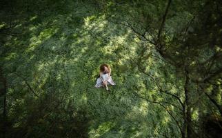 Mädchen im Garten von oben geschossen foto