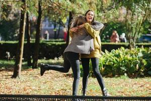 Zwei Mädchen haben Spaß im Park foto