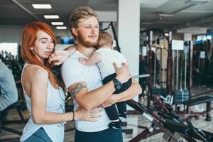 junge familie mit kleinem jungen im fitnessstudio foto