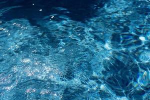 abstrakter Hintergrund des blauen Wassers im Pool foto