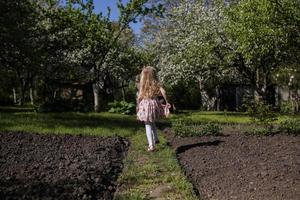 Mutter und Tochter im Garten foto