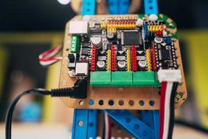 elektronische platine mit prozessor und drähten foto