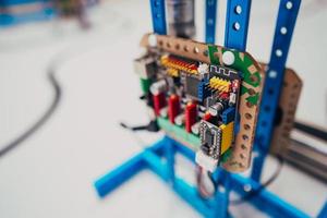 elektronische platine mit prozessor und drähten foto