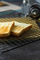2 frisch zubereitete Toasts, die servierbereit auf dem Tisch liegen. foto