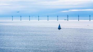 Flugzeug, Schiffe und Brücke in der Nähe von Offshore-Windparks foto