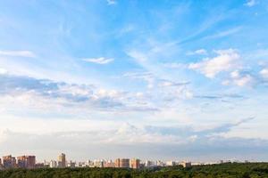 Sommerabendhimmel über Wohnviertel foto