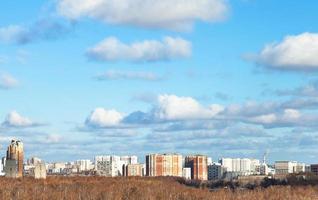 Blauer Himmel mit weißen Wolken über der Stadt am Herbsttag foto